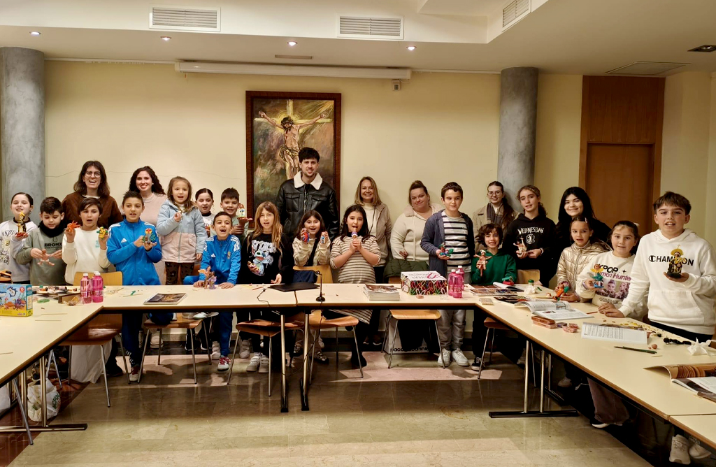 Unos veinte ni�os ponen en pr�ctica sus dotes art�sticas en el Taller de Escultores Nazarenos